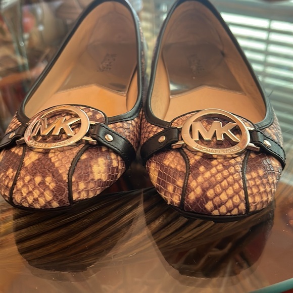 Size 8.5 Brand new only worn one time. Letter upper in mint condition MK. - Picture 6 of 8